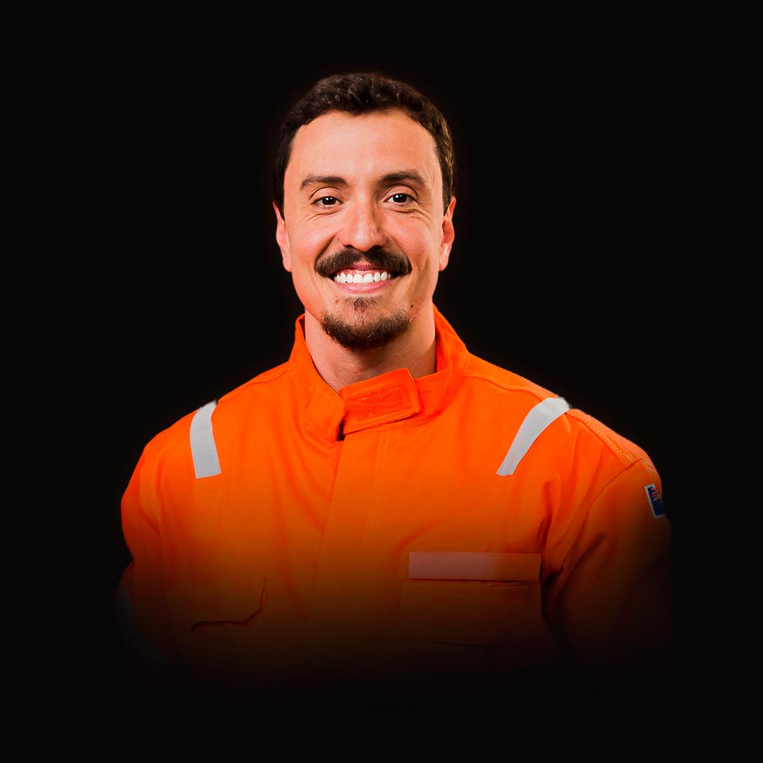 Gabe Oliveira com uniforme de trabalho offshore